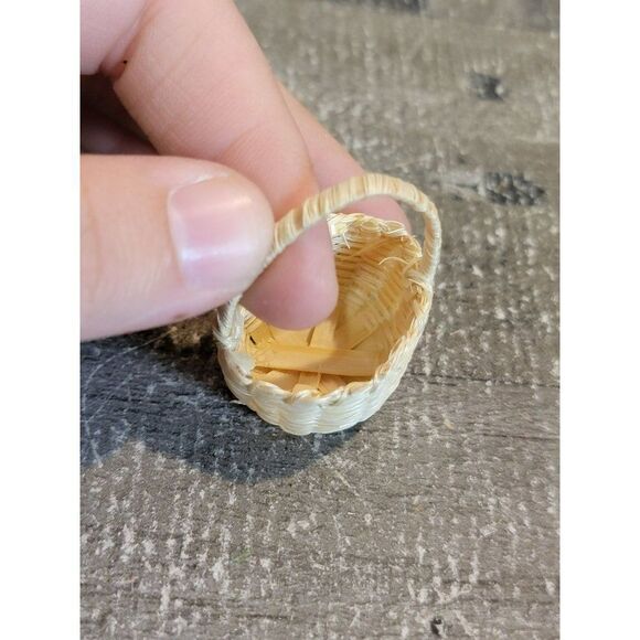 Mini woven basket Village accessory Decor figure - Picture 2 of 5